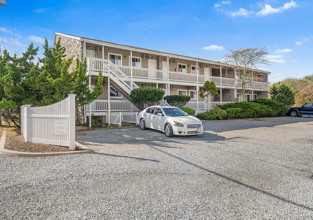 2nd image of 131 S Emerson Ave, East Hampton, NY 11954