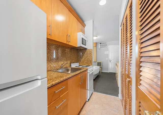 4th image of 131 S Emerson Ave #235, East Hampton, NY 11954 | MLS# 1009652