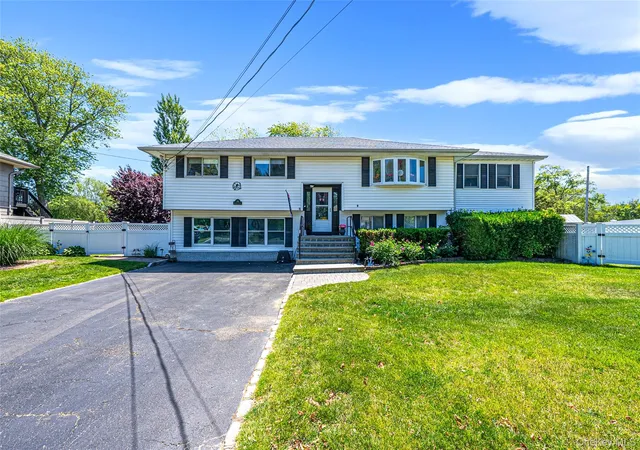 2nd image of 20 Rochelle Ct, Amityville, NY 11701 | MLS# 1009776