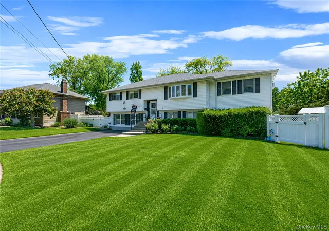 3rd image of 20 Rochelle Ct, Amityville, NY 11701 | MLS# 1009776