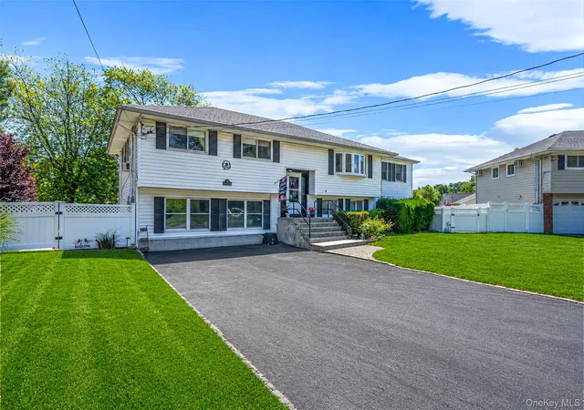 5th image of 20 Rochelle Ct, Amityville, NY 11701 | MLS# 1009776