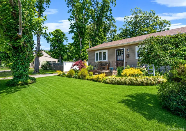 3rd image of 9 Sylvan St, Bay Shore, NY 11706 | MLS# 1009837