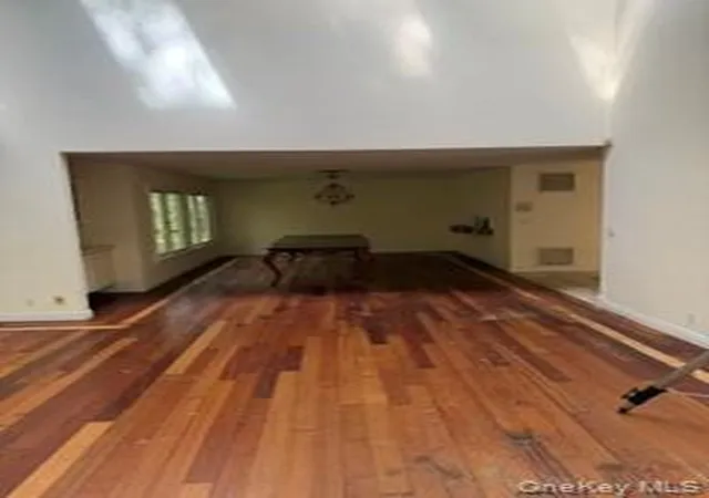 Photo 4 of Single family home for sale at 1117 Cedar Ridge Rd, Oyster Bay, NY 11771 | MLS# 1009840 | Listing updated on 2026-06-10