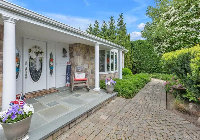 4th image of 10 Elf Ct, Bohemia, NY 11716 | MLS# 1009875