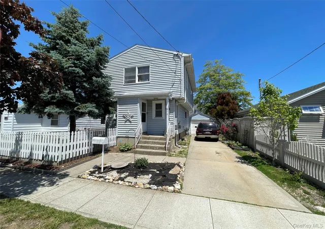 Homes for sale in Babylon, NY | 812 S 6th St, Babylon, NY 11757 | MLS# 1009887