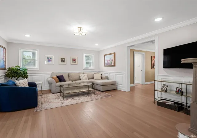 5th image of 59 Franklin Pl, North Hempstead, NY 11023 | MLS# 1009937