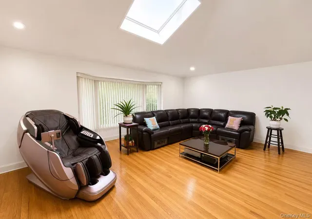 3rd image of 3 Carolyn Ct, Syosset, NY 11791 | MLS# 1009938