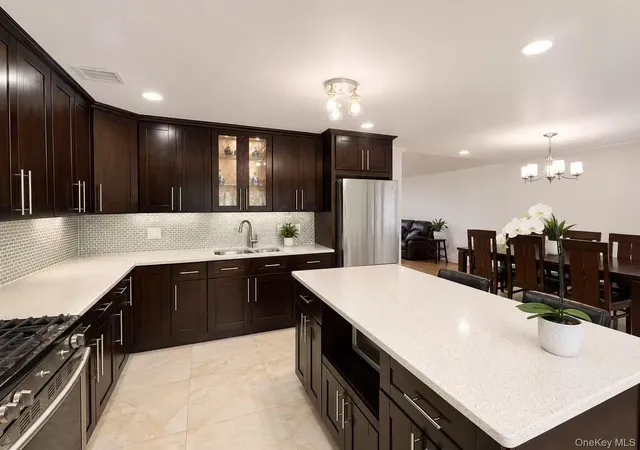 4th image of 3 Carolyn Ct, Syosset, NY 11791 | MLS# 1009938