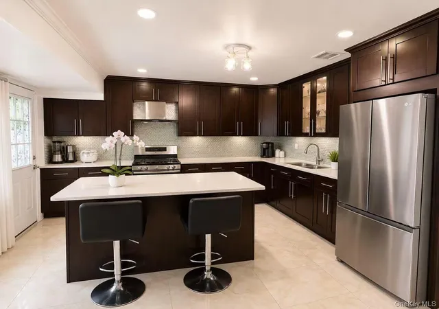 5th image of 3 Carolyn Ct, Syosset, NY 11791 | MLS# 1009938