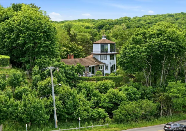 Photo 3 of Sale Pending at 195 Shore Rd, Brookhaven, NY 11766 | MLS# 1009988 | Listing updated on 2026-09-17