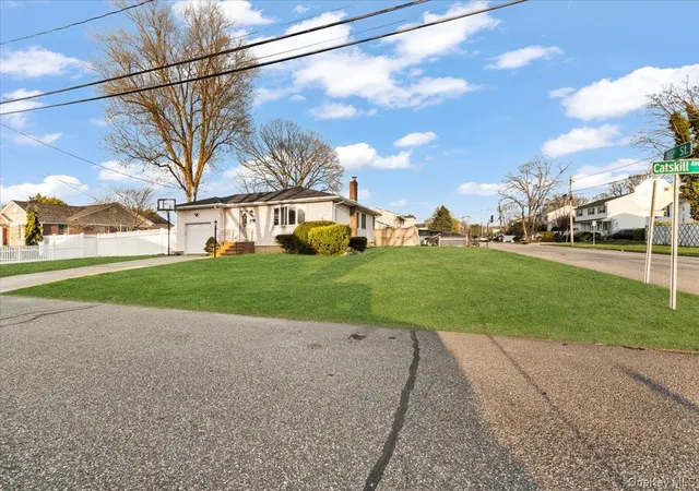 35th image of 719 Catskill Ave, Lindenhurst, NY 11757 | MLS# 1010027