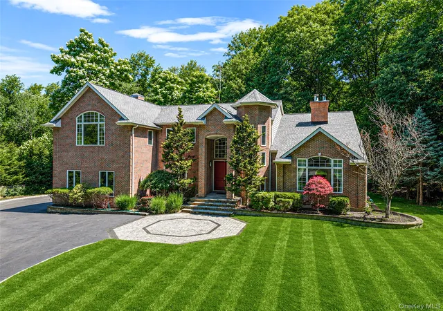 Photo 2 of Single family home for sale at 589 Landing Ave, Smithtown, NY 11787 | MLS# 1010107 | Listing updated on 2026-10-04