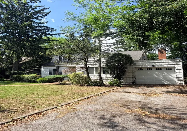 3rd image of 182 E Rockaway Rd, Hempstead, NY 11557 | MLS# 1010123