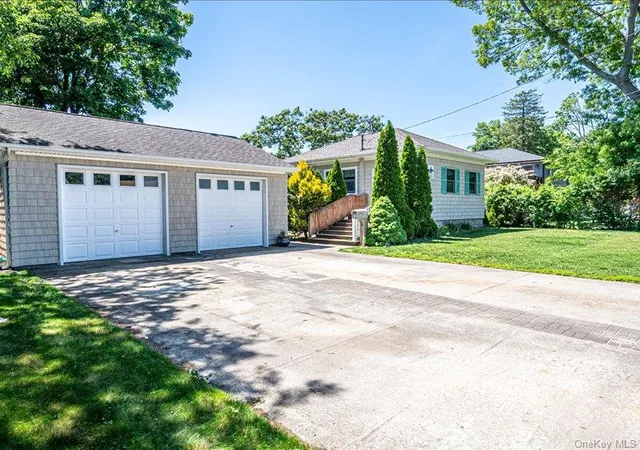 16th image of 215 S 16th St, Lindenhurst, NY 11757 | MLS# 1010146