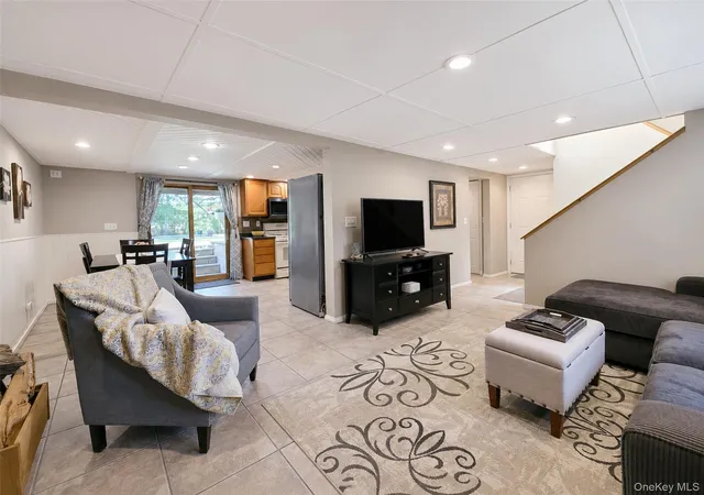 3rd image of 15 Cabin Ln, East Setauket, NY 11733 | MLS# 1010204