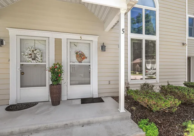Homes for sale in Warwick (town), NY | 5 Village Cvs, Warwick (town), NY 10990 | MLS# 1010211