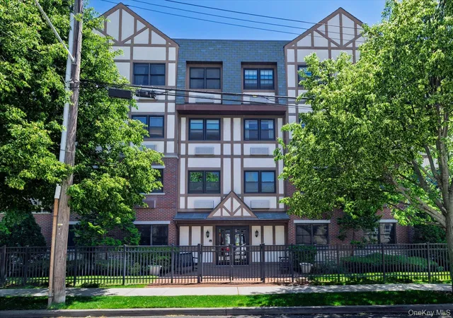 Photo 1 of Sale Pending at 55 Clinton Ave #401, Rockville Centre, NY 11570 | MLS# 1010242 | Listing updated on 2026-07-23