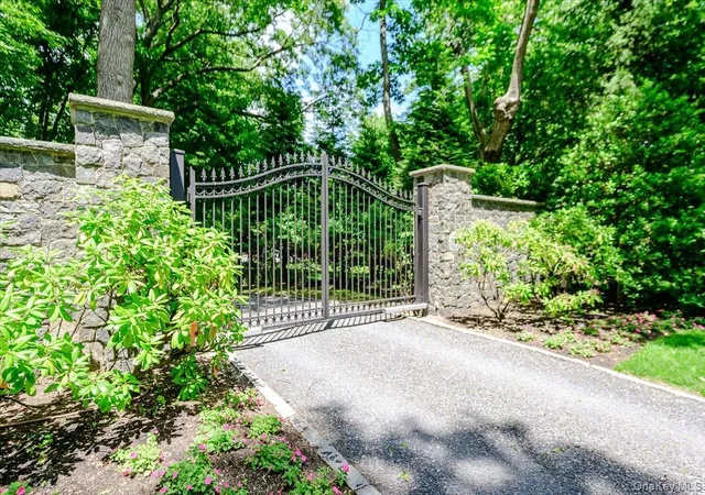 Photo 3 of Mansion for sale at 563 Asharoken Ave, Northport, NY 11768 | MLS# 1010249 | Listing updated on 2026-09-22