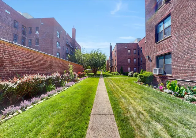 Homes for sale in New York, NY | 52 21 39th Rd #2A, New York, NY 11377 | MLS# 1010266