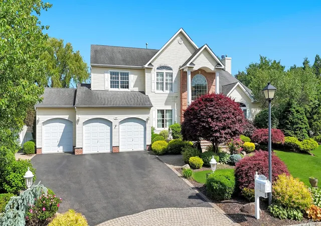 2nd image of 25 Yellow Top Ln, Smithtown, NY 11787 | MLS# 1010315