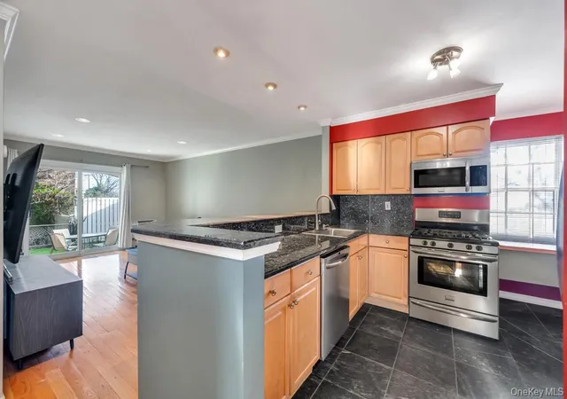 4th image of Baybridge Townhouse Condo, New York, NY 11360