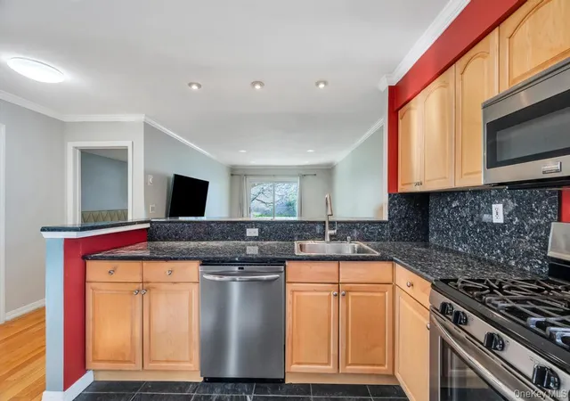 5th image of Baybridge Townhouse Condo, New York, NY 11360