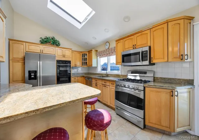 3rd image of 25 Laurel Pl, Oyster Bay, NY 11714 | MLS# 1010397