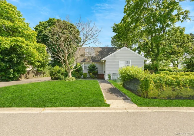 2nd image of 733 14th St, West Babylon, NY 11704 | MLS# 1010469