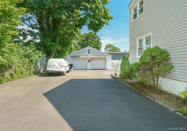 3rd image of 733 14Th St, West Babylon, NY 11704 | MLS# 1010469
