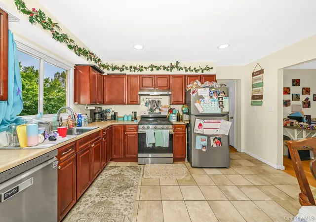 4th image of 733 14Th St, West Babylon, NY 11704 | MLS# 1010469
