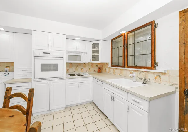 Photo 3 of Sale Pending at 10 Rye Pl, Smithtown, NY 11725 | MLS# 1010616 | Listing updated on 2026-09-17