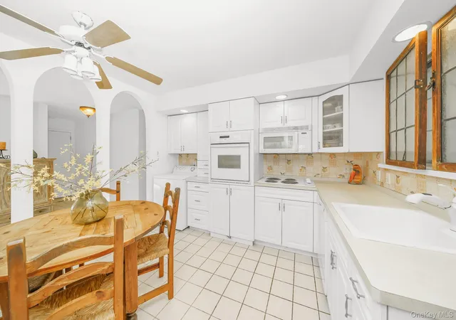 Photo 3 of Sale Pending at 10 Rye Pl, Smithtown, NY 11725 | MLS# 1010616 | Listing updated on 2026-09-17