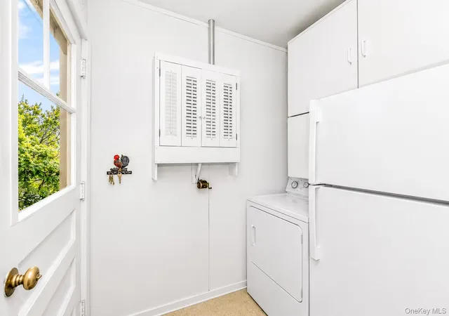 Photo 4 of Sale Pending at 10 Rye Pl, Smithtown, NY 11725 | MLS# 1010616 | Listing updated on 2026-09-17