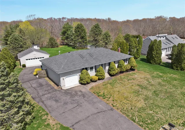 4th image of 22 Donna Dr, Calverton, NY 11933 | MLS# 1010688