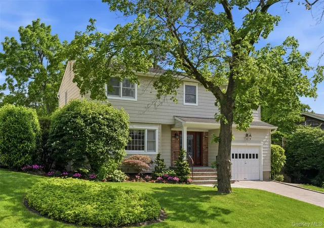 Photo 3 of Sale Pending at 7 Lawrence Ct, Syosset, NY 11791 | MLS# 1010731 | Listing updated on 2026-07-06