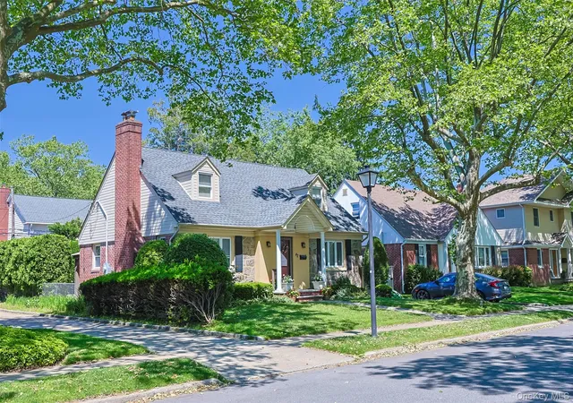 3rd image of 42 Beechwood Ln, New Hyde Park, NY 11040 | MLS# 1010762