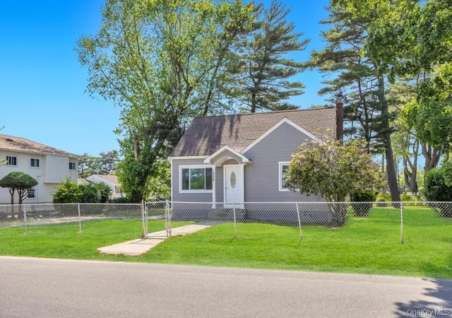 2nd image of 1828 Stein Dr, Bay Shore, NY 11706 | MLS# 1010776