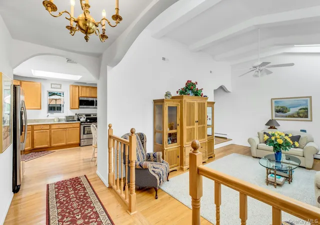 Photo 4 of Sale Pending at 6 Oldfield Ln, Southampton, NY 11968 | MLS# 1010815 | Listing updated on 2026-06-19