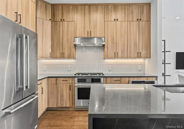 Listing Photo 4 - Condo for sale in building located at 100 Legend Dr, Mount Pleasant, NY 10591 - Unit #206