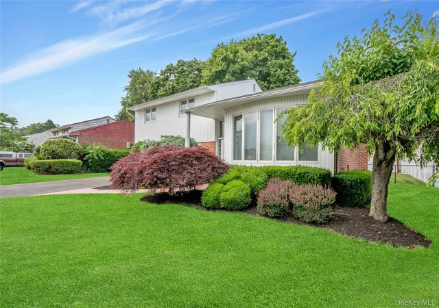 2nd image of 27 Coronet Ln, Oyster Bay, NY 11803 | MLS# 1010861
