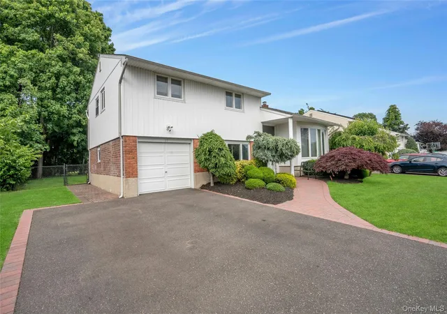 3rd image of 27 Coronet Ln, Oyster Bay, NY 11803 | MLS# 1010861