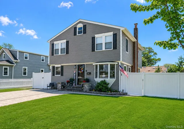 2nd image of 135 Texas St, Lindenhurst, NY 11757 | MLS# 1010974