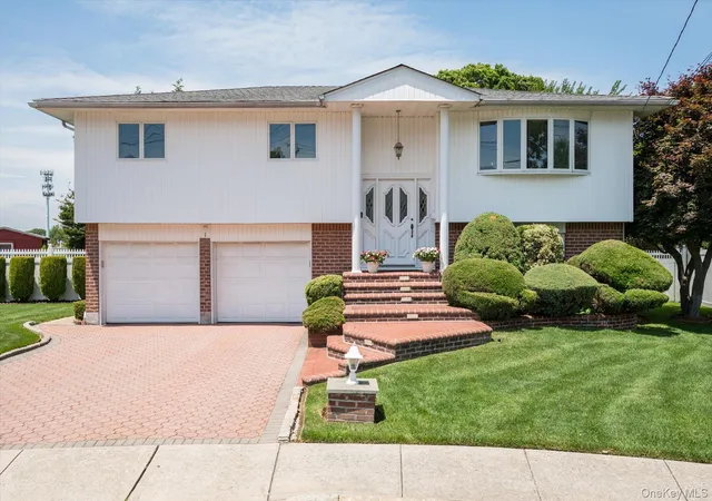 2nd image of 1 Eliot Ct, Syosset, NY 11791 | MLS# 1011064