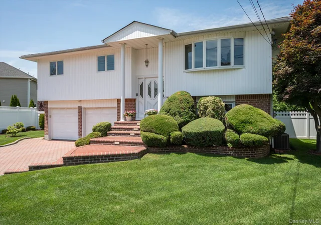 3rd image of 1 Eliot Ct, Syosset, NY 11791 | MLS# 1011064