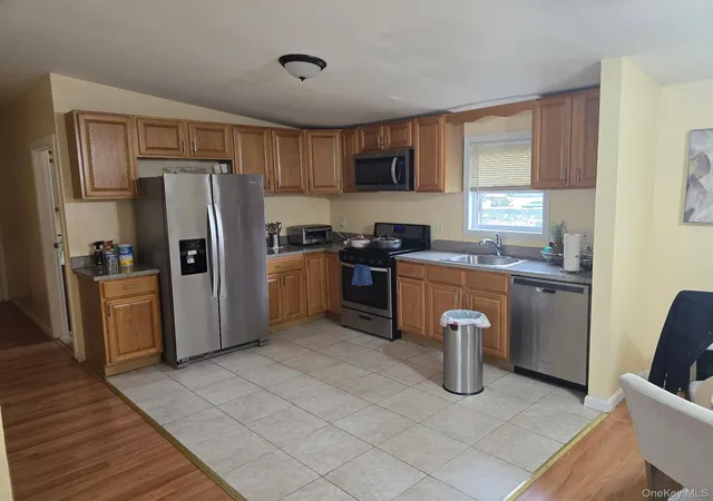 Photo 4 of Sale Pending at 1095 Pinebrook Ct, West Hempstead, NY 11552 | MLS# 1011076 | Listing updated on 2026-07-13