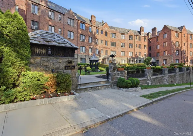 2nd image of 914 Wynnewood Rd, Pelham, NY 10803