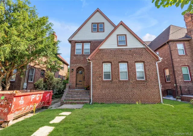 Photo 2 of Sale Pending at 89 Trafalgar Sq, Hempstead, NY 11563 | MLS# 1011142 | Listing updated on 2026-08-15