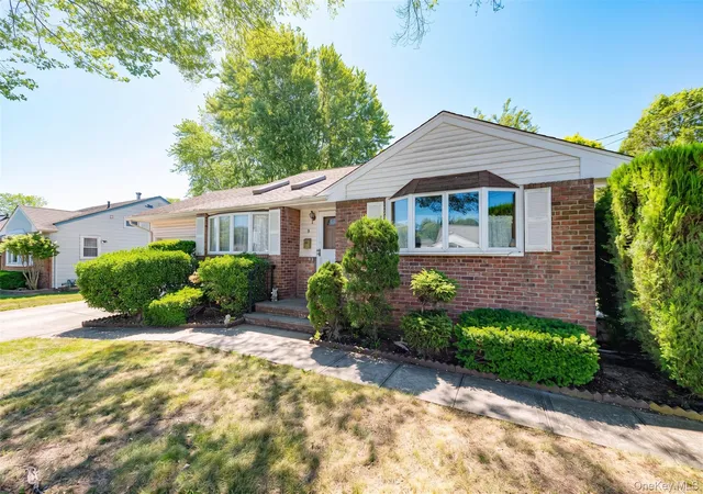 2nd image of 9 Johnson Pl, Lindenhurst, NY 11757 | MLS# 1011177