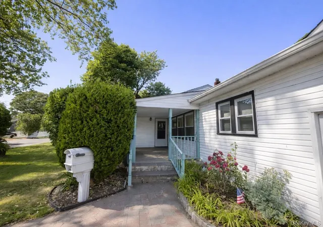 3rd image of 1327 Brooklyn Blvd, Bay Shore, NY 11706 | MLS# 1011230