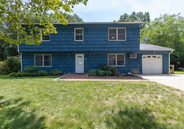 Photo 3 of Single family home for sale at 8 Long Meadow Pl, South Setauket, NY 11720 | MLS# 1011362 | Listing updated on 2026-09-05